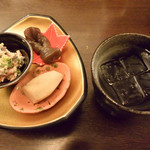 縁の鈴なり - お通し＆麦焼酎（定番の京のおばんざい３種盛りはいつも楽しみです）