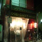 Yakiton Akane - 平日夜22時すぎ。閑散とした商店街の中で、堂々営業中。