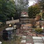 なたね - 中庭を→こちらにおれて、玄関へ