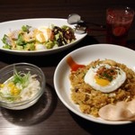 ベビー フェイス プラネッツ - （左上から時計回りに）コブサラダ・ブルーベリージュース炭酸割り・ナシゴレン・ミニサラダ