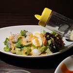 ベビー フェイス プラネッツ - コブサラダに粉チーズを振ります