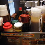 いきなりステーキ フレスポ大町店 - テーブルの上（おろしにんにく、わさび、マスタードとうとう９