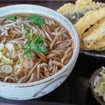 Sobaya Shinshuu - 天ぷらそば。季節の野菜と海老天。
