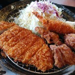 かつ丼元宇治 - ロース豚カツ、鶏唐揚げ、海老フライ。