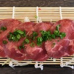 焼肉バルOMOTENASHI - 特選上タン