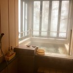 観光荘 - 窓を全開にすると、露天風呂になりますが、この時期は半分くらいがちょうどいいですね( •̀∀•́ )b
