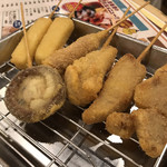 恵美須商店 - 串カツ(チーズ、ウインナー、鶏、豚、しいたけ)各＠100円