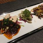 四川風 よだれ鶏
          トラフグ皮と色人参の和え物
          伊東産 マンボウの腸 乳酸発酵で