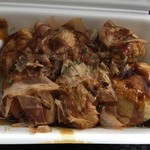 PAKU PAKU - キャーーー！！！たこ焼きぃぃぃ！！！
                      大きめのたこ焼きが6個。
                      コレがなんと！￥100‼️100円ですよ100円‼️
                      時間経つとすぐへこたれる、あの愛すべきたこ焼き。
                      揚げたこ焼きじゃないのがいいのよ。
                      