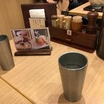 ふぐだし潮 八代目けいすけ 東急プラザ店 - お冷にタンブラー。冷たさをキープ‼︎薬味の七味、一味も揃ってます。