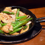 旬工房 なる家 - ニンニクの芽とホルモンのピリ辛炒め