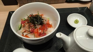 Uorikikaisenzushikaisenuorikiperiechibaten - 海鮮丼、ダシ付き