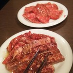 元氣七輪焼肉 牛繁 - 極厚カルビ（手前）と元気カルビ。