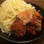 鶏唐商店 - 「和風おろし定食 大」「和風おろし唐揚げ」〔唐揚げ3、キャベツ〕衣を一口食すと、カリッとした歯触りの後、サクッとした食感が歯から伝わってくる。