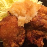 鶏唐商店 - 「和風おろし定食 大」「和風おろし唐揚げ」〔唐揚げ3、キャベツ〕接写。唐揚げが 1ケ当たり 50g とされており、大振りゆえの食べ応えを感じさせつつ、柔らかく噛み切れるので、なかなかに美味である。