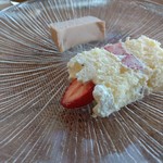 鎌倉山 - ショートケーキとストロベリーチーズケーキをチョイス。
ストロベリーチーズケーキは酸味が強め。両方とも普通の味。