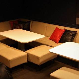 中二階にあるソファーラウンジ席