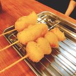 餃子 串処 でんでん - 餅とニンニクの串揚げ(^^)