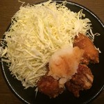 鶏唐商店 - 「和風おろし定食 大」「和風おろし唐揚げ」〔唐揚げ3、キャベツ〕上から。和風おろし込みの重量なので、正確な数値は不詳だが、取り敢えず、総重量（実測値）355g、1ケ当たり重量は、和風おろしを含めて 60g 程度となる。