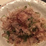 おざわ - 鰹節で見えませんが白美人葱のお浸し これは日本酒にぴったり