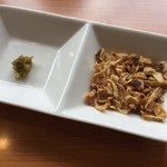 うえんで - 「会津地鶏そば」の薬味の生胡椒と揚げ大蒜