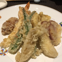 お料理 とみやま - てんぷら盛合せ¥900(税別)。
                盛りが多くてサービス満点。2人前じゃないの？