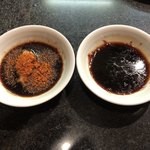 ホルモン焼 村井 - タレは２皿用意していただき、一つはノーマル、二つ目はニンニク・一味入りです