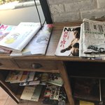 星乃珈琲店 - 2018/02 コメダ珈琲店のようなフルサービスの喫茶店のように雑誌・新聞が置かれている