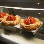The Peninsula Boutique - ストロベリークロワッサン