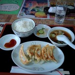 梅月 - ぎょうざ(350円)＋小ライス(150円)。餃子は今二くらい。漬物はカピカピで問題外、手つかず。スープは良。メシは質量まあまあ。皿に注いだ醤油が♡‥奇跡。