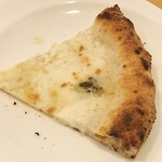 生ハム食べ放題500円 Pizzeria uanci_e_cheer - チーズの塩味と生地のモチモチが最高！！