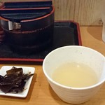 無料サービスの生姜湯と味付け昆布