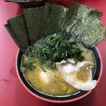 横濱家系ラーメン 勝鬨家 - 毎度ながらの大量のほうれん草が圧巻