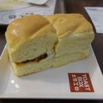 Toast Box - 料理写真:
色々と悩んだ結果、今回はエビ入りパン26香港ドル+コーヒー3ドルを注文。ついてくるのはメインのエビ入りパンに加えて