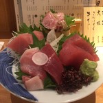 吟醸マグロ - マグロ刺身盛り(バチマグロ、キハダ、本鮪、赤身、中トロ、大トロ炙り)