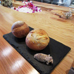 bistro Chic - 自家製フランスパンとハーブパン/猪リエット(ランチ3500円コース)