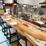 bistro Chic - カウンターの他にテーブルも(2018.2月上旬)