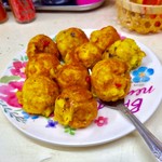 寛子 - 最初、素焼きの形で提供されるが、『ソースをかけてあげようか？』と聞かれ「はい」と答えると、1枚目の写真のような状態で渡される。