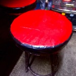 寛子 - 時代を感じる丸椅子。自分で直している、と前回、話を聞いた。