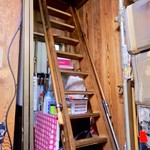 寛子 - 店舗奥の階段、というかほぼハシゴ。ママはこれを使って登り降りしているんだろうか。