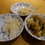 天ぷらめし 金子半之助  - イカの塩辛、ごぼうの煮物、たくあん