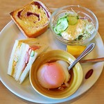 Kafe Terasu Akane - モーニング（サンドイッチ、トースト、サラダ、バナナ、温泉たまご）