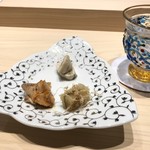 広典 - 三種盛り: 牡蠣の燻製、あん肝の煮付け、子持ち昆布