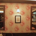 ベリーズティールーム - ピンクのお花のパターンの壁紙♡