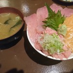 新・函館市場 - きまぐれ丼(お味噌汁付き)