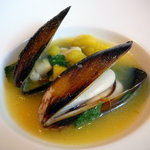 フレンチレストラン・プレジール - 本日のスープ（女川産ムール貝・モロヘイヤ・サフラン）＠Plaisir★2008/9