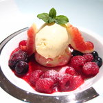 キャーヴ・ド・ポール・ボキューズ - デザート赤いフルーツと軽いパシュラン　ヴァニラのｱｲｽｸﾘ-ﾑ添え　ｂｙ すぷちん