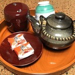 せきのや - お着き菓子もカニなのね