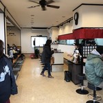 一成 - 店内をパシャ日曜日なので 待ち客が・・