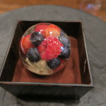 モンプチコションローズ - 30年2月　苺、ブルーベリー飴細工とティラミス